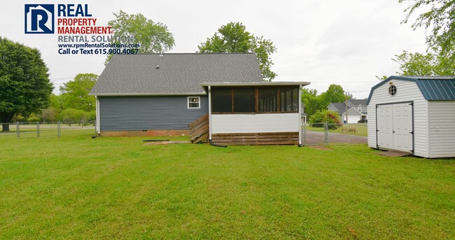 Building Photo - Great 3 bd 2.5 ba with Washer/Dryer includ...