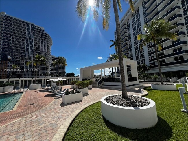 Building Photo - 10275 Collins Ave