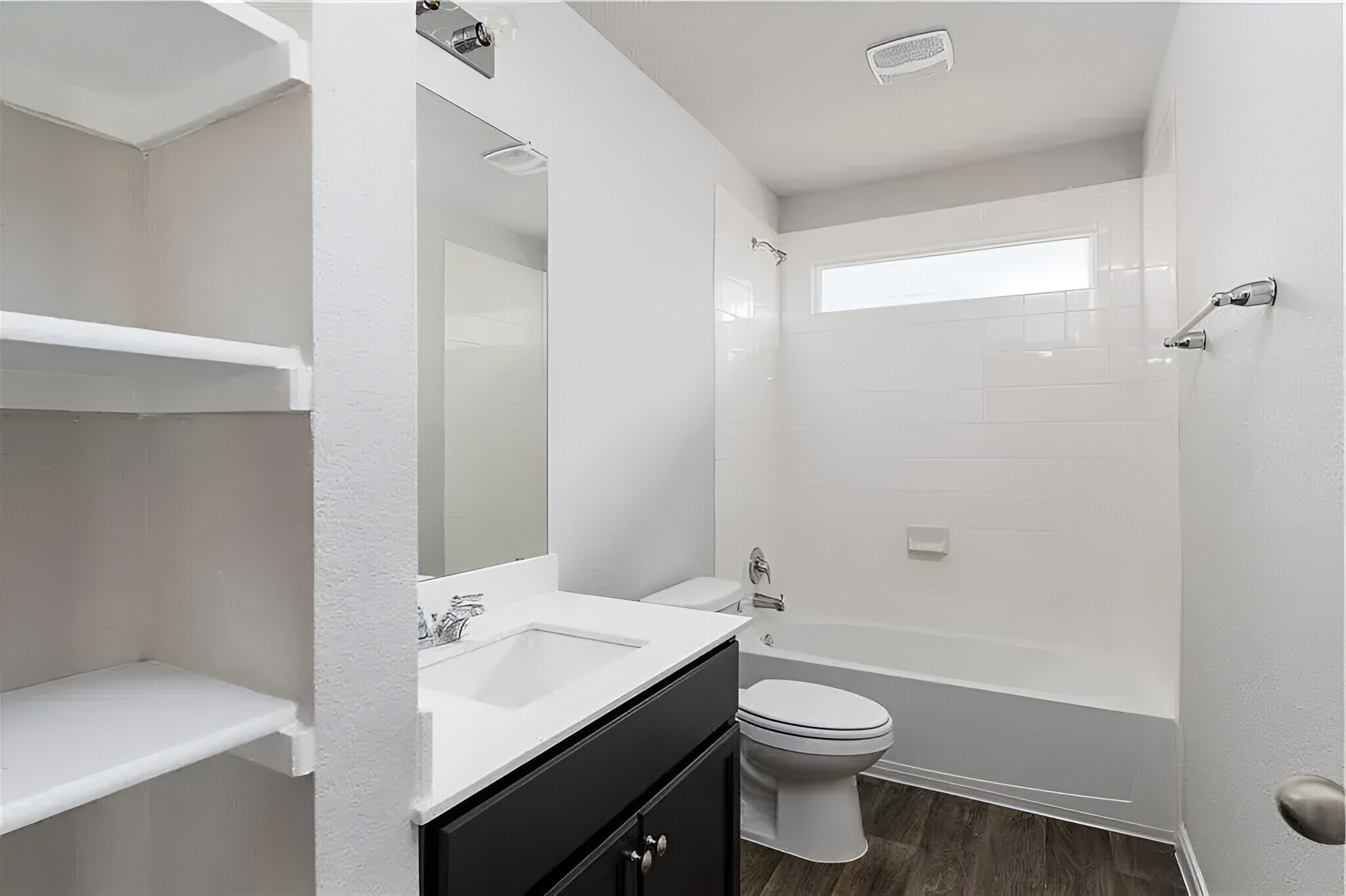 Upstairs Common Bathroom - 14000 Heidhorn Dr