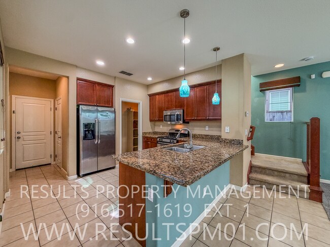 Building Photo - Lovely Courtyard Home 3 Bedroom w Bonus Rm