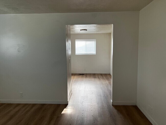 Building Photo - 3909 Benview Ave