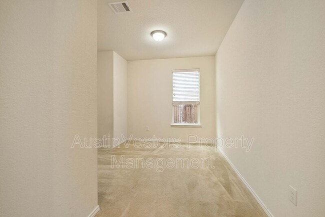 Building Photo - 907 Solitude Dr