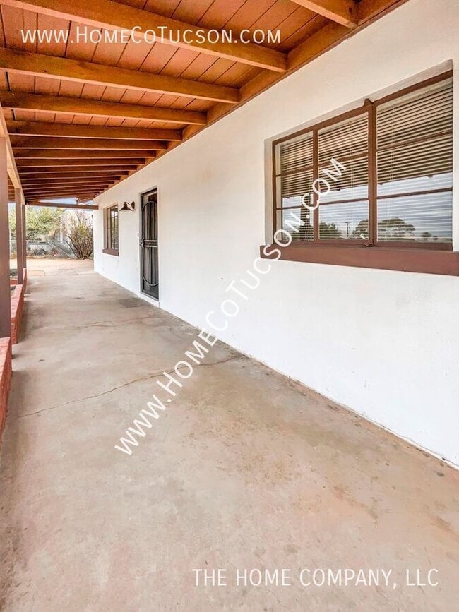 Building Photo - 833 W Jacinto St