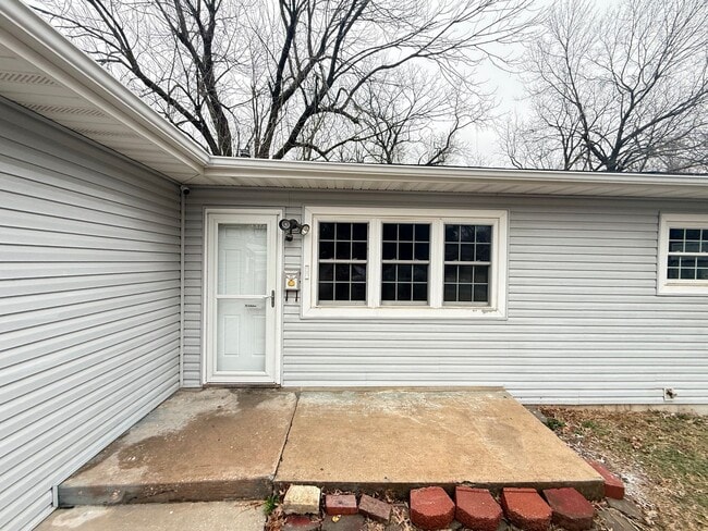 Building Photo - 3 Bed 1 Bath Springfield, MO