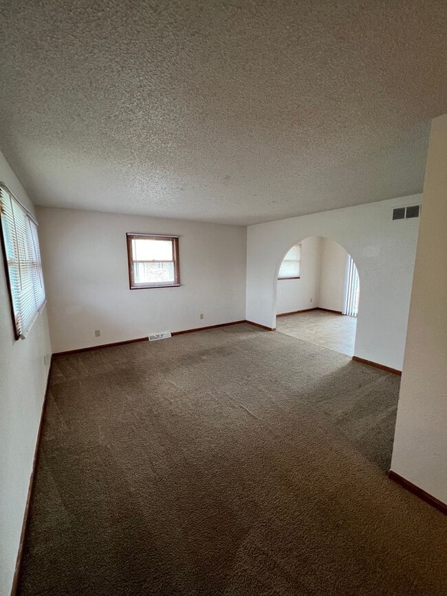 Building Photo - 3 Bedroom Duplex