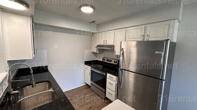 Building Photo - $895- 2 bedroom 1 bath - Apartment located...