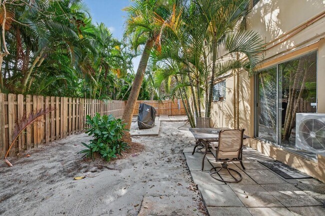 Building Photo - 2624 NE 30th Pl