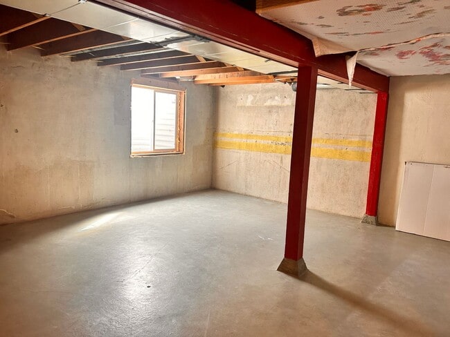 Building Photo - 4 Bedroom, 2 Bathroom in the Lower Rattles...