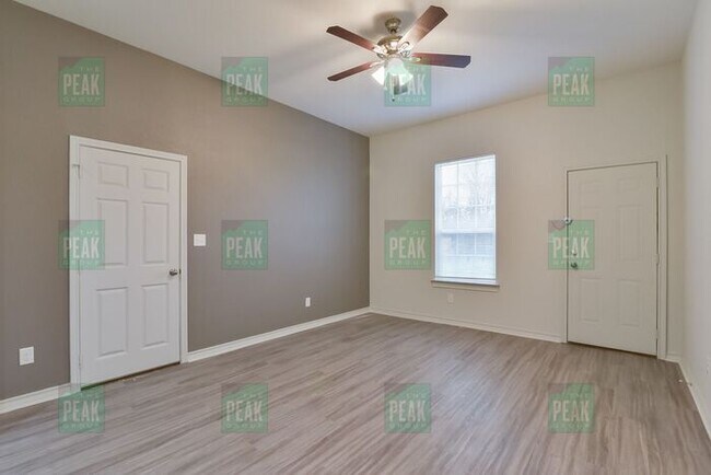 Building Photo - $1515! Beautiful Corner lot home in Fort Worth! Available 5/16!