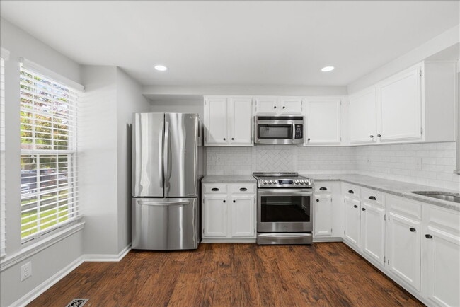 Building Photo - Updated 3BR / 2.5BA Townhome in Summit Chase – Over 1,900 Sq Ft with Deck & Fenced Patio!