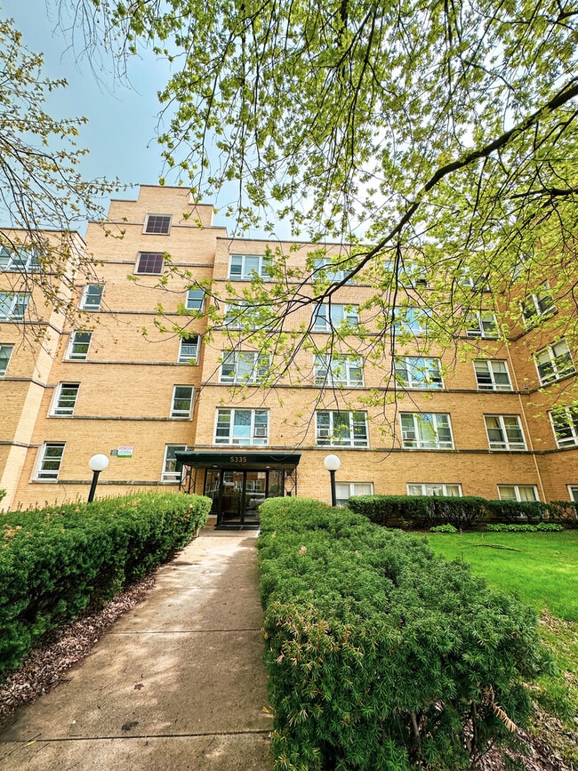 Building Photo - 5335 N California Ave