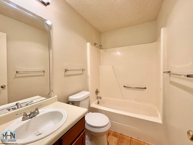 Building Photo - Cute & Cozy Duplex Nestled in a Prime Loca...