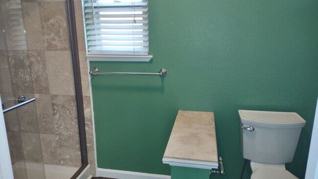 Building Photo - 1617 Oakview Dr