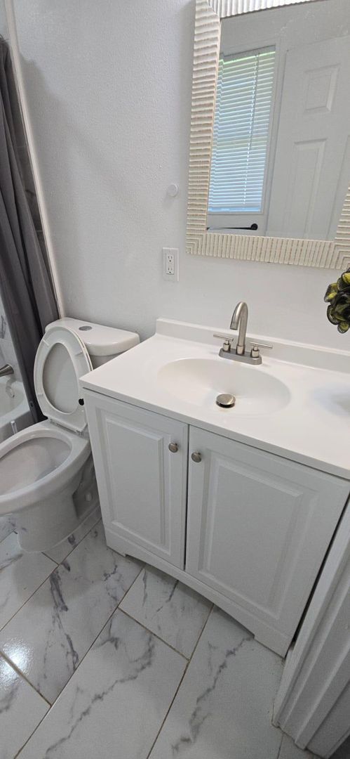 Building Photo - Charming Studio Unit for Lease – Cozy Livi...