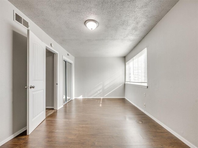 Building Photo - 1402 Bill Carrol Dr