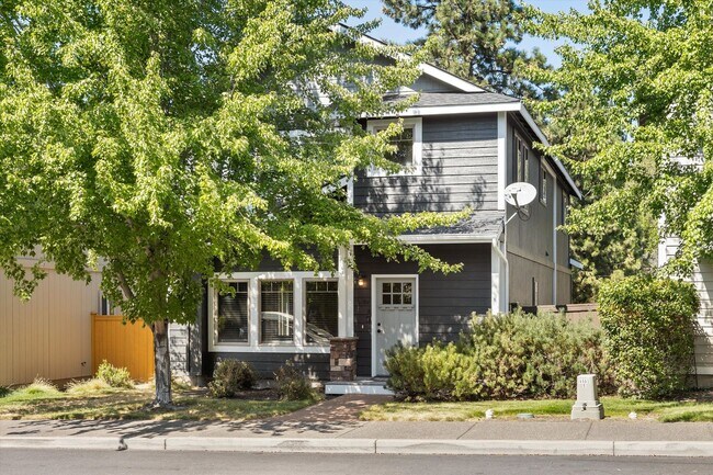 Primary Photo - Charming, Furnished 3 bedroom Home w/ Garage