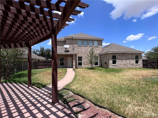 Building Photo - 33 Blue Jay Dr