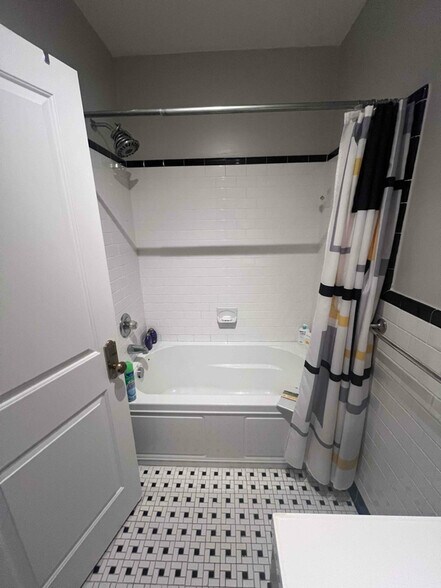 Building Photo - 1409 Colonial Ave