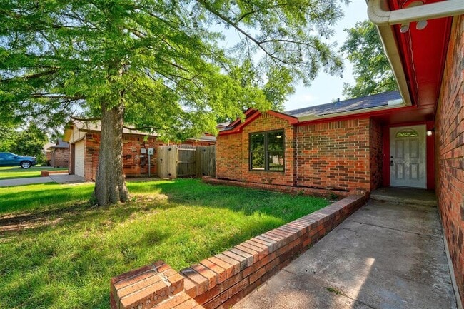 Building Photo - 11601 Matthews Ave