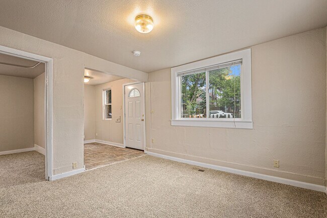 Building Photo - Single Family home, 2 Beds 1 Bath close to...