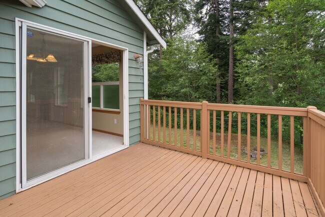 Building Photo - Large Updated 5 Bed SPLIT-LEVEL Kenmore Home!
