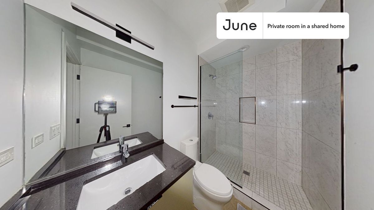 Building Photo - Private bedroom in 4 bed/3.5 bath Home