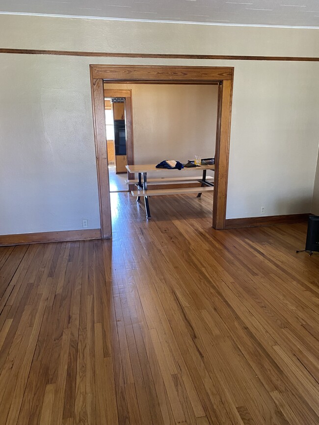 Building Photo - 817 W Walnut St