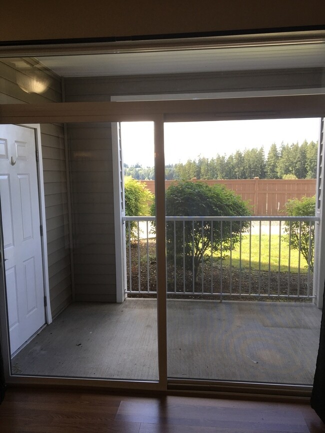 Building Photo - AVAILABLE NOW Spacious condo near shopping