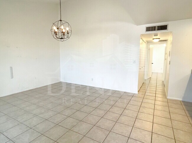 Building Photo - 822 S Langley Ave