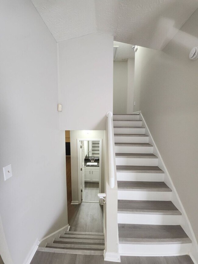 Building Photo - 3-Bedroom, 2.5-Bath Home in Desirable Lith...