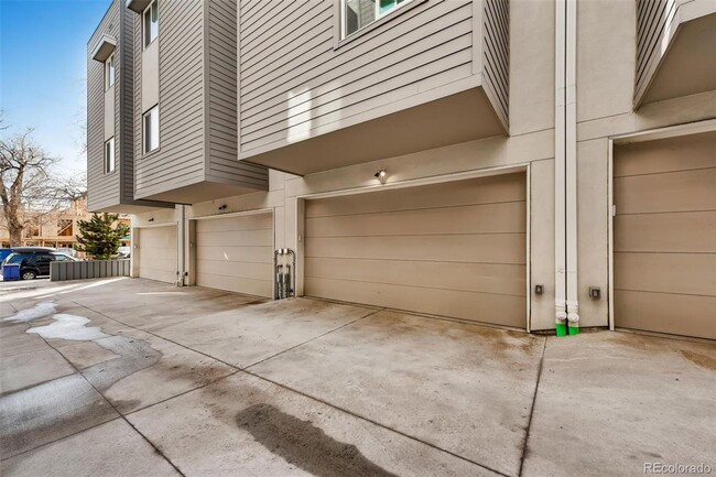 Building Photo - LOCATION LOCATION!! Newly constructed town...