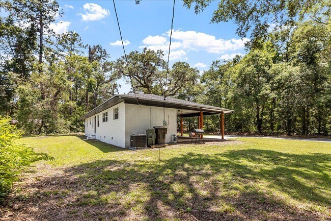 Building Photo - 2425 Bruce Ln