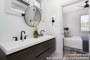 Building Photo - 419 N Mesquite St