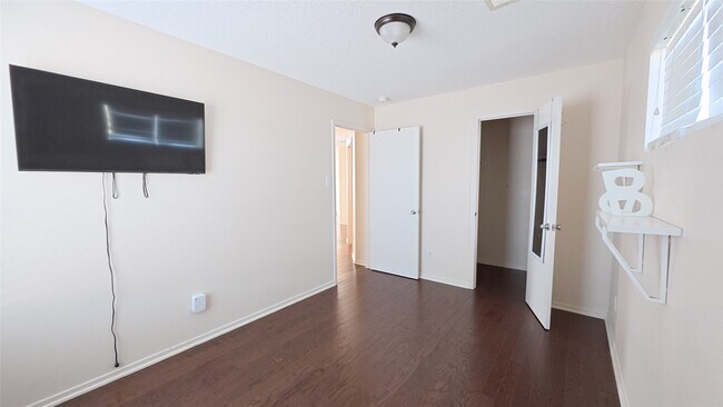 Building Photo - 2843 Oakland Brook St