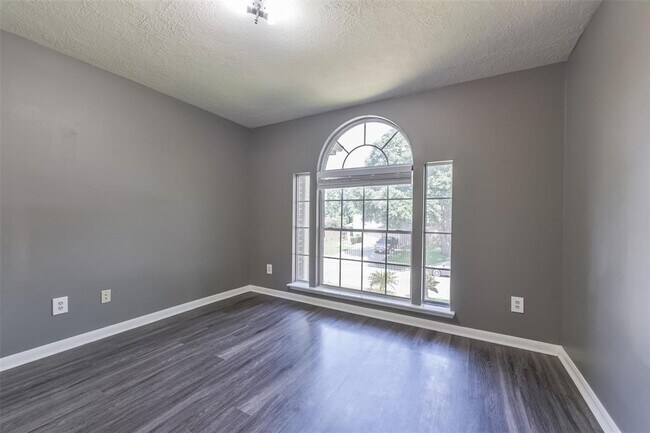 Building Photo - 2509 S Mission Cir