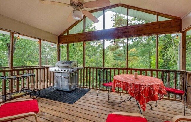 Building Photo - 4557 Ravenwood Dr N