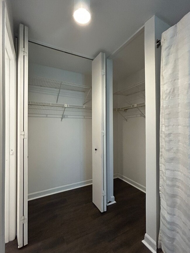 Building Photo - Cute Studio, Big Porch, Great Location!