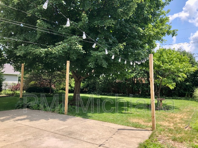 Building Photo - 110 S Hawthorne Dr