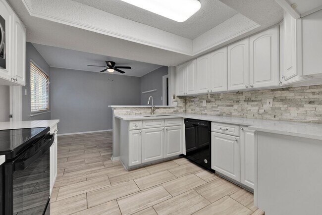 Building Photo - Beautiful home available in Castle Hills!