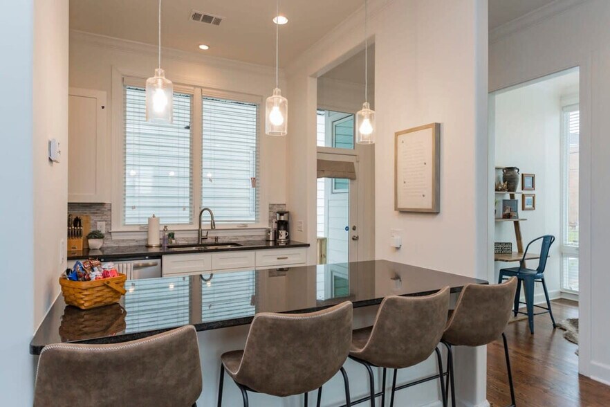 Building Photo - 814 Smiley St