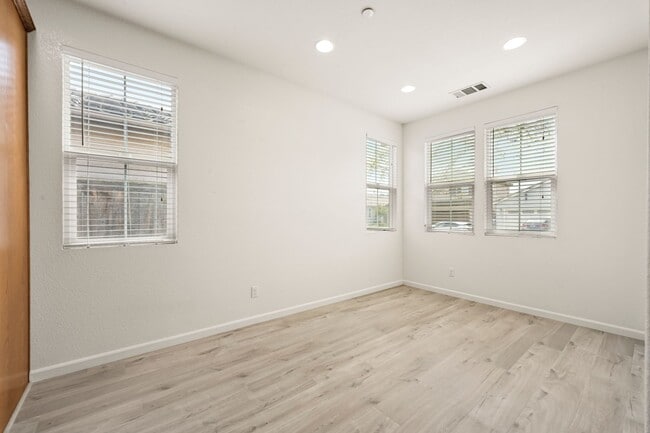Building Photo - Desirable Elk Grove Area