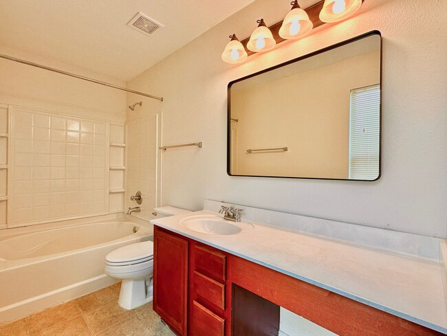 Building Photo - Spacious 3x2.5 South Austin Home