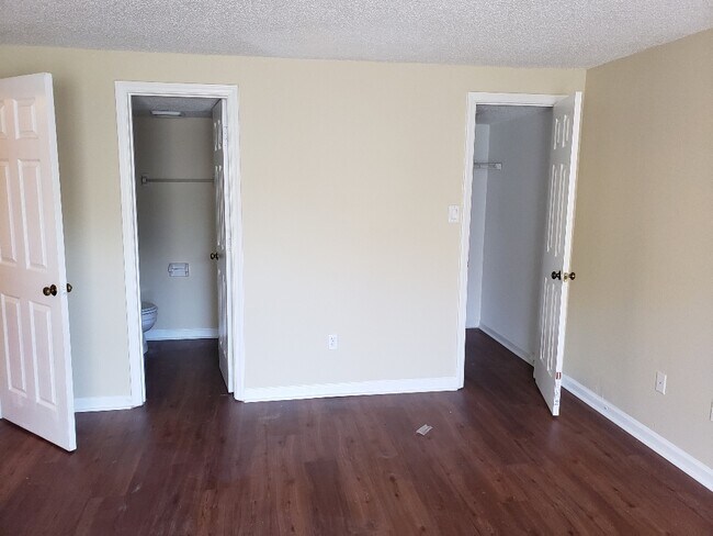 Building Photo - 9510 Shannon Green Dr