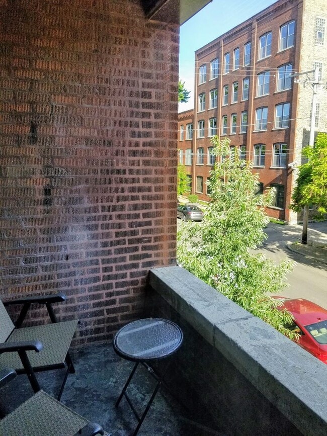 Building Photo - 3 bedroom rehab in the heart of Ukrainian Village