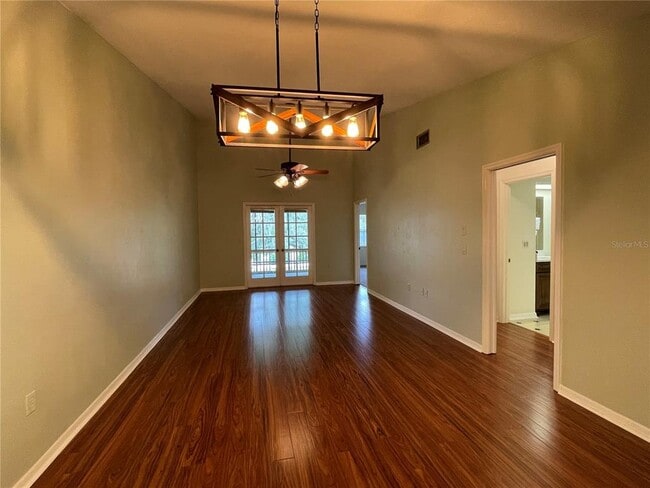 Building Photo - 720 E Gilchrist Ct