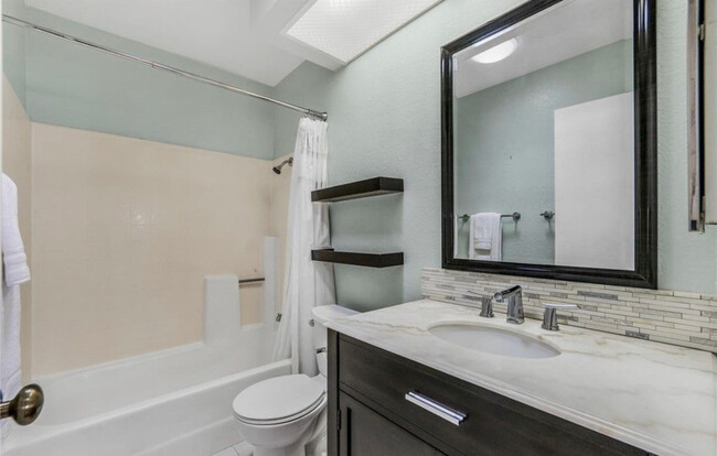 Shared bathroom - 3345 Gingerwood Rd