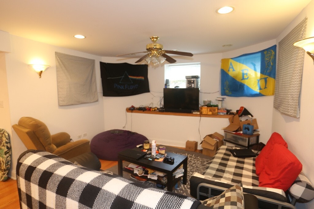 Building Photo - 1436 W Belle Plaine Ave