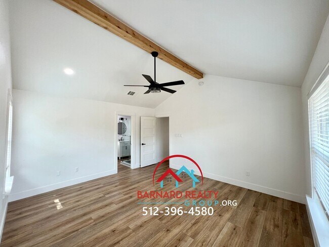 Building Photo - Country Living At It's Finest!