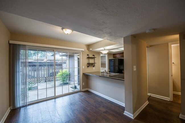 Building Photo - 411 Westwood Dr