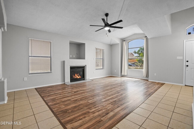 Building Photo - 10039 Paloma Dr